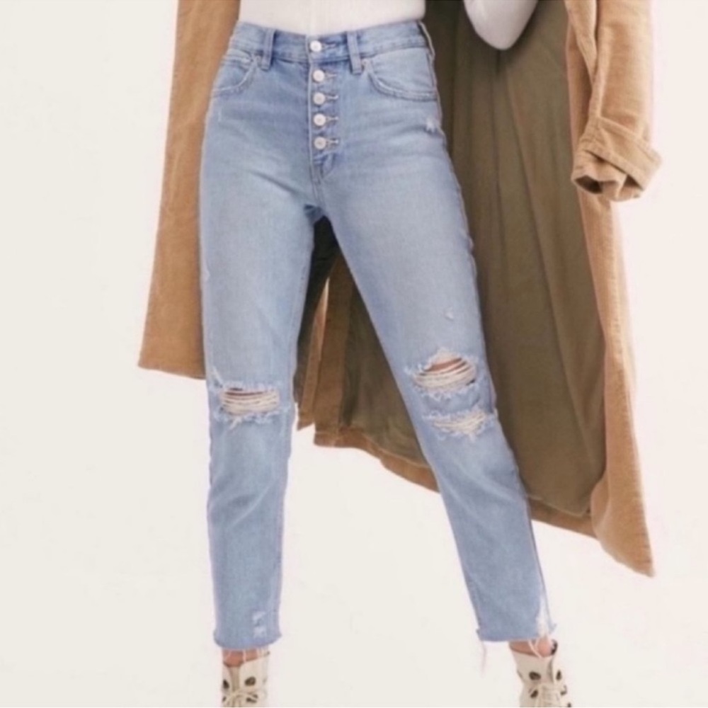 WE THE FREE high rise distressed ankle jeans